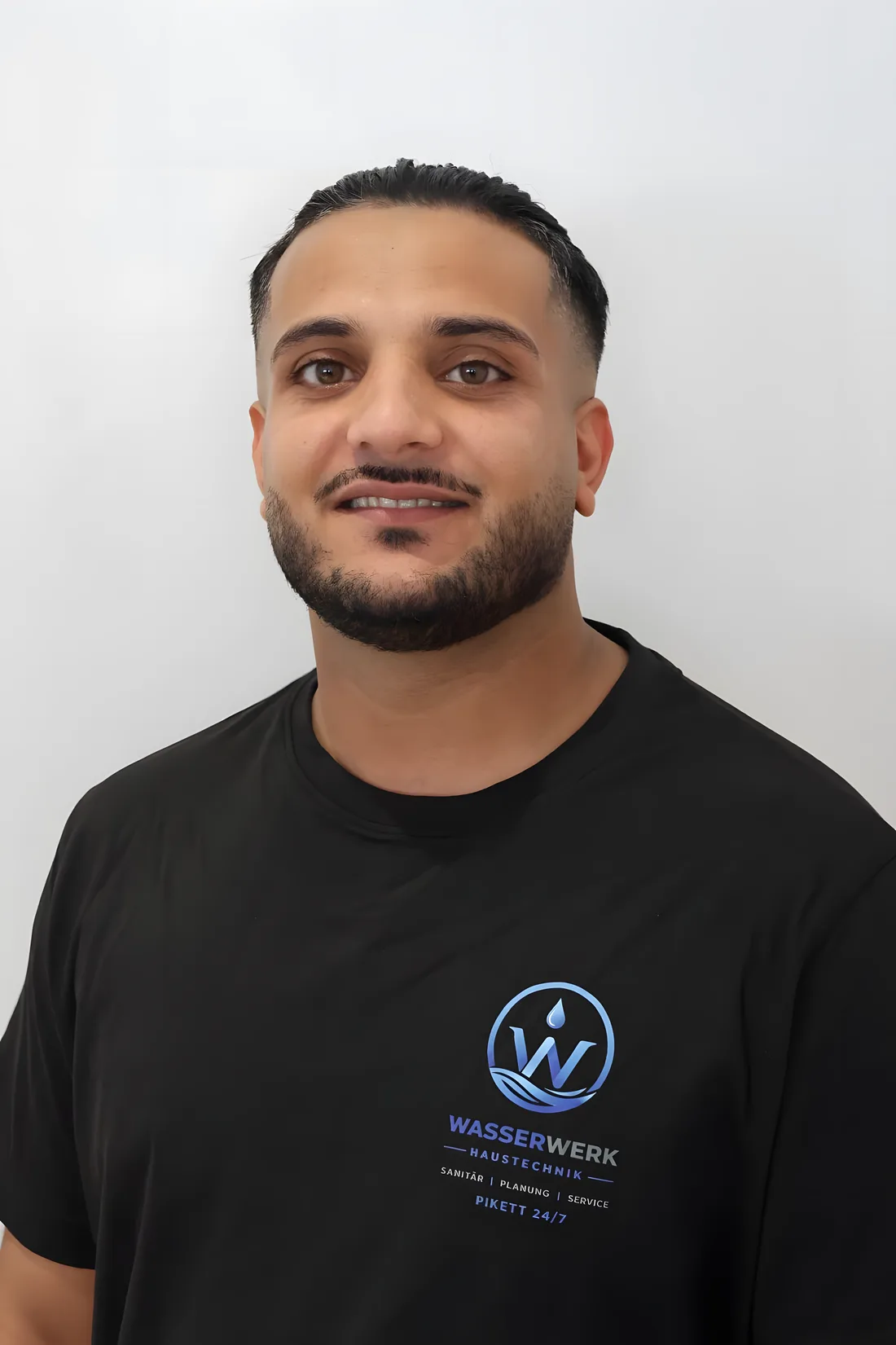 Zahed Dahani, Inhaber der WasserWerk Haustechnik GmbH, im Firmenshirt